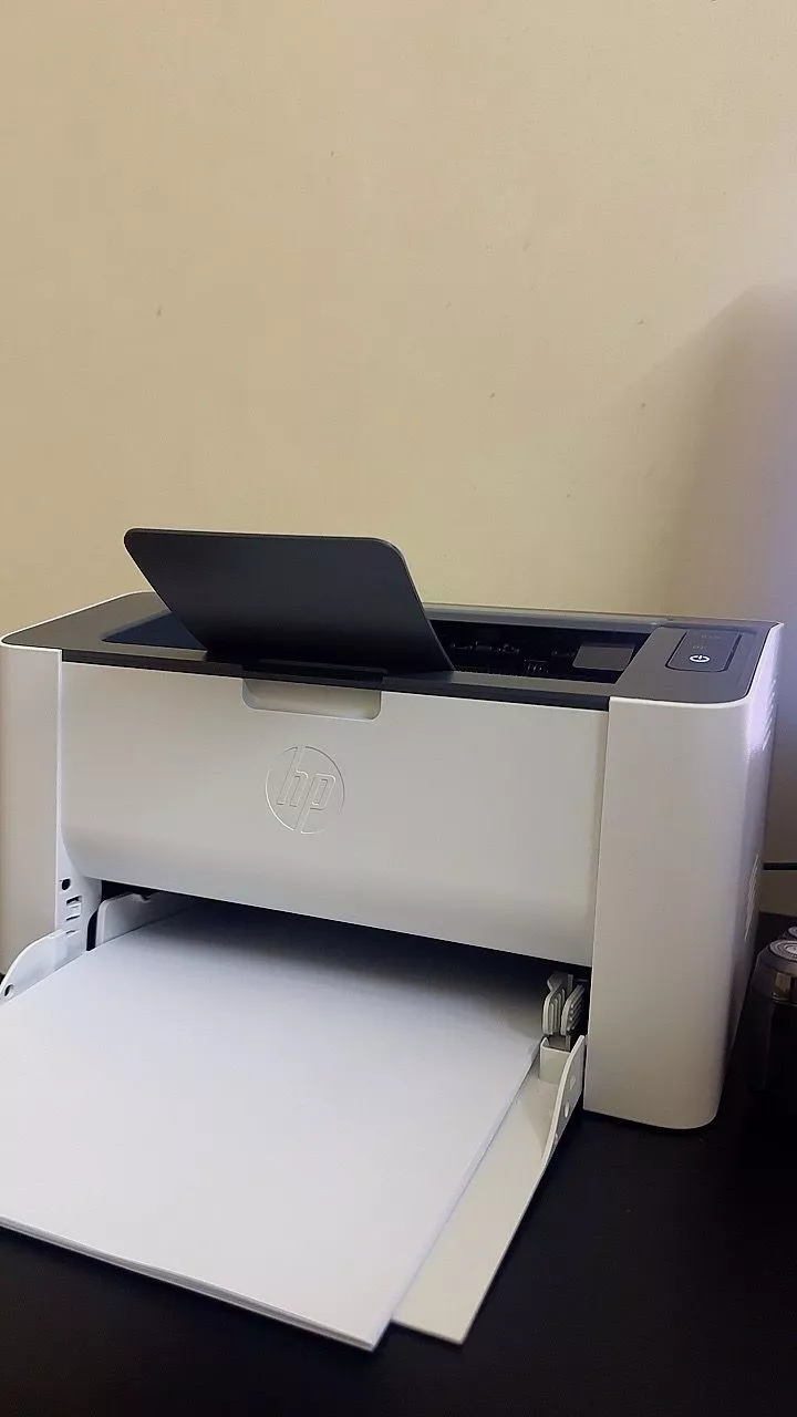 Ảnh khách chụp mặt trước máy HP Laser 108w đang đặt trên bàn