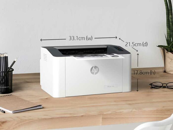 HP Laser 108w trên bàn làm việc, kích thước 33,1 × 21,5 × 17,8 cm